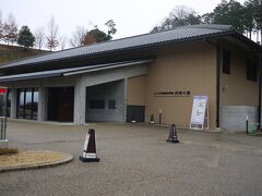 【キトラ古墳壁画保存管理施設　キトラ古墳壁画体験館　四神の館】
石室内の壁画は2010年までにすべて取り外され、2016年には修理作業が終了して2019年に国宝に指定されています。