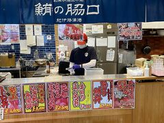 そしてお目当てのお店。　
さっそく特上トロ丼3,800円を発注しました。