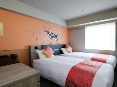 2023年3月　「全国旅行支援」を使用して、奈良市の「ダイワロイネットホテル奈良」に宿泊しました。スタンダードツインルーム。（画像はホテルのサイトからお借りしました）

JR奈良駅西口にあります。ロータリーに面して、地元のフクダ不動産が運営する「ピアッツァホテル奈良」があり、その隣に建っています。宿泊した部屋は、「ピアッツァホテル奈良」に面しているので、部屋の窓からは「ピアッツァホテル奈良」のエアコンの室外機が見えます。