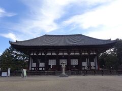 こちらは東金堂です。
726年に聖武天皇が元正上皇(聖武天皇の伯母)の病気回復を祈って建立されたそうで、その後5度の消失を経て1415年に建てられたものが今も残っているのだそうです。
1415年って！こんな歴史のある建物が残る奈良ってすごいですね。