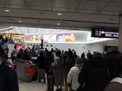 福岡空港駅までは2駅5分。便利！
多くの人が降りました。混んでるね。