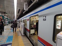 京急に乗る
京成車両の特急印旛日本医大行き
知らない人が印旛日本医大行きって言われても戸惑うだろね。
都営線、京成線のその先の北総鉄道の駅で、成田空港の２０Ｋｍほど手前の駅です。