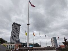ムルデカ（マレー語で独立）広場にある、高さ約100メートル、世界一の高さの掲揚塔にはマレーシアの国旗がはためいています。