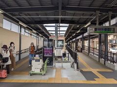 北野白梅町駅で下車

すぐ近くのバス停から金閣寺方面のバスに乗る。
皆乗るので着いていけば間違いなく行けます。
人混みは好きではないけれど、迷わず連れて行ってもらえる安心感があるのですね。