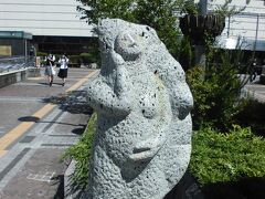 宇都宮といえば餃子。そこで駅前には餃子の像があります。