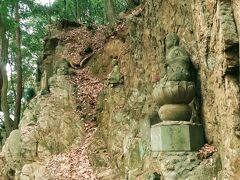 今日は珍しく息子と一緒。この春、家を出ることになっているので、親孝行のつもりかもしれません。9:04、飯能市中央公園の駐車場に車を停めて、まずは天覧山に向かいます。登山口から少し行くと、十六羅漢像が現れます。