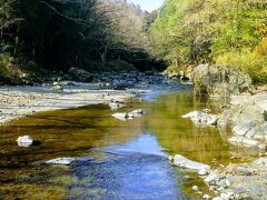 吾妻峡まで降りてきました。誰もいません！めちゃ、贅沢な気分です。ドレミファ橋の上から上流側の眺め。