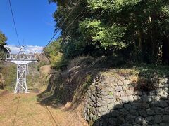 現在「久能山東照宮」が建つこの場所には、元々今川氏が造り、後に武田信玄によって改築されたとされる久能城がありました。この石垣はその時代の遺構だそうです。
久能城は、1616年に家康が死去し、遺言でこの地を御廟所（東照宮）となったことで城としての役割を終えました。