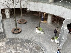 新宿経由で初台のオペラシティに来ました。この像の口はどうやって動いているのでしょうか？