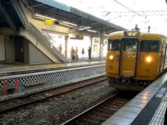 チェックイン時間前だったので、ホテルに荷物を預けて倉敷駅に戻ります。
この日は鞆の浦に。

倉敷から福山駅までは40分ほど。途中紅葉が進んだ山を見ながらの電車旅、楽しい。