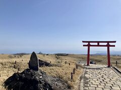 さて、箱根元宮へ向かっていきます。
山頂の鳥居の赤が空の青に映える絶景！