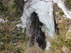 善五郎の滝・・・氷瀑で有名な乗鞍三名滝の一つ

真冬の時期には滝自体が凍ってしまう　氷瀑が美しく

今回　何とか遠目に見ることができました

遊歩道の階段には　まだ雪が積もった状態で歩きづらく

何とか展望台より　眺めることができました

凍ったパーツが青白く輝き　美しいモニュメントとなって　滝を演出

氷の彫刻から　滝が流れ出る　そんなイメージ

自然が作り出すアートに　思いがけず感動