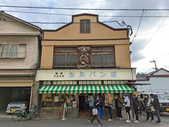 旅行４日目、別府では２日目の朝です。創業大正5年の「友永パン屋」に朝食を買いに行きました。別府では知らない人はいない程の有名なパン屋さんなんですって。

開店と同時に入ろうと思っていたら、うっかり数分過ぎ。すでに行列(ﾟдﾟ)！

駐車場はこの写真の右側にありますよー。

◇友永パン屋
https://www.instagram.com/tomonaga_panya/