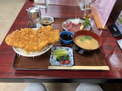 夕食は街の店で。
店の名は満津田食堂。
ソースカツ丼美味しい！
以前ある店で食べたソースカツ丼は、ソースがしつこく舌に残る感じで、どうも自分には合わないな、と思ってたのですが、こちらのお店のは本当にいい感じでした。