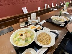 13時半の新幹線に乗る前に、駅ビル内の「華正樓」でお昼ご飯
私はタンメンランチセットの半炒飯付き、旦那さんは中華麺と半炒飯
ところが！半炒飯が普通盛り以上のてんこ盛り！
タンメンも野菜が山盛りで、なかなか麺に辿り着けない。
美味しいのにそれぞれ量が多すぎてギブアップ！申し訳ない。
新幹線乗る前にちょっと食べる、にはヘビーで。
今だに二人で、”半炒飯の呪い”と言って笑い話になってます。