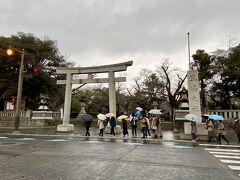 ライブ前に「三嶋大社」三島市大宮町2丁目、へ参拝。
伊豆の国一番のパワースポットらしいです。
晴れてたら歩いても15分程なので歩こうかと思ったけど、今日はあいにく
一日中雨で寒いので三島駅からはバスで。バスでも10分ぐらいで到着。
大社前、ちょうど観光バスが着いて、お客さんが急に増えました。