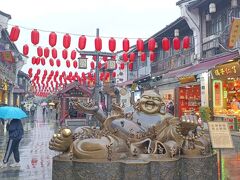 上海から高鉄に乗って杭州にやってきた。観光で来るのはほんと久しぶりだが、河坊街で迎えてくれたのは冷たい雨とビチャビチャの弥勒菩薩様。