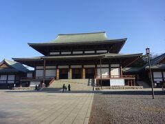 成田山新勝寺（大本堂）真言宗智山派の寺で年間１００万人以上の参詣客が集まります。９３９年の平将門の乱を憂慮した朱雀天皇が寛朝大僧正に命じて京都守護寺に奉安されていた不動明王を成田に移し、平和祈願したのが始まりです。大本堂では毎日、護摩を焚いて本尊を祈る真言宗の秘法が行われる。毎月、１・１５・２８日には縁日が開かれる。高さ３２．６ｍ　内陣は２９６畳の広さの重層入母屋造りです。