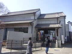 伊能忠敬記念館（内部は殆ど、撮影禁止でした。）
伊能忠敬は１７才で伊能家に婿養子で入り、造り酒屋・油屋を営んでいた商人でした。隠居後、５０歳を過ぎた時から、学問を志し江戸で暦学や天文学を修めた。その後、１７年間かけて日本全国を測量して回り、１８１８年、死去した。