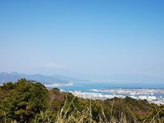 晴天で富士山丸見えのはずが、三保の松原と駿河湾どまり…。
春だね。