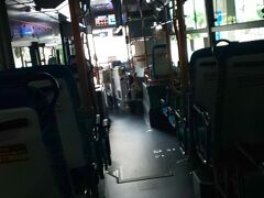 で、泉崎の那覇バスターミナルから路線バス（沖縄バス７７系統）に乗ってコザにあるのホテルに向かいます！
この写真はターミナルを出るところ（「カフーナ旭橋」っていう複合施設の一階）なんで車内暗いです。
この時点で乗客２人位。乗降客はちょくちょくいます。