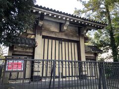 都営三田線・御成門駅A1出口を目指しました。
A1出口から50mほどのところに建つ、駅名の由来にもなった御成門です。
関東大震災や太平洋戦争の戦火からのがれたこともあり、門は塗装が剥げ一部朽ちているところもありますが、将軍が参詣する際に利用した門で歴史が感じられます。