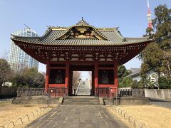 芝公園内に建つ台徳院霊廟惣門です。
御成門駅近くに建つ有章院霊廟二天門同様、朱色の堂々とした門で、屋根には金色の装飾と葵の紋が施されています。門の中には18世紀前半に製作されたと推測される、ぎょろっとした目の仁王像が安置されています。埼玉県川口市にあった像で、その後浅草に移り、昭和になって現在の門に安置されたそうです。重要文化財に値する美しい門だと思います。

