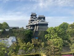 朝の熊本城。ずっと見ていたかったけど島原行きのフェリーに乗るため早めにチェックアウト。
