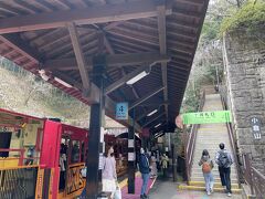 トロッコ嵐山駅に到着です。嵐山観光には佐賀駅より嵐山駅の方がおすすめ。この駅でほとんどの観光客が降りてました。