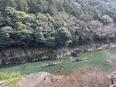 保津川下りの人たちを追い越しました。水量は多くないところを船頭さんはどんどん進みます。見ているこっちがハラハラする。次は保津川下りにも乗って見たいな。