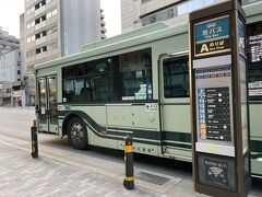 京都を制覇するには京都バスを制覇せねば。と思いつつ、やはりよくわからない。ホテルの人に、四条西洞院から207のバスに乗れば清水寺に着くと聞き、バス停に向かう。
バス停は西洞院食堂の目の前。ここのお店も安くて美味しそう。バス停は電光掲示板みたいになってて、それぞれのバスが今どのあたりにいるのか教えてくれる。便利。