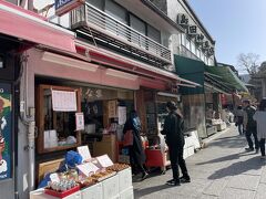 伏見稲荷の参道にはいなり寿司を売っているお店が多いと聞いていたので、朝ごはんはいなり寿司にしようとお店を物色。

http://www.fusimi-inari.com