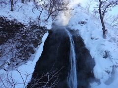 日暮れの滝
滝だと思わなかったのです、特に案内板とかも無く。
此処、4トラで口コミを書いていたら、知床・ウトロのおすすめ観光スポット30位に載ってました。それで名前が判った次第ｗ