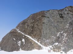 オロンコ岩
高さ約60ｍのオロンコ岩は世界遺産に登録されており、知床八景の1つとして多くの観光客を魅了しています。オロンコという名はウトロ地域の先住民族「オロッコ族」から名付けられました。
勿論上ります、階段凍ってるんで慎重に