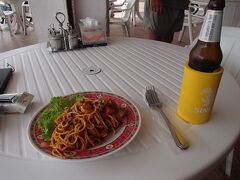 サンクチュアリからパタヤに戻ってホテルの近くのCharlie's Pizzaで
昼食です。
ビーチロードを挟んでいますが、海を見ながら食事が出来るリーズナブルな
イタリアンレストランです。
完全にオープンテラスの店なので一寸暑いですが逆にそれが気持ち良いレストランです。
