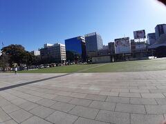 「花畑広場」　　とても広いです。　イベント等が行われるそうです。