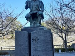 　朝の「加藤清正像」　熊本城の入口に建っています。