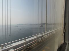 【明石海峡大橋】

神戸BTから高速バスで行きます。
世界最長の吊橋「明石海峡大橋」を初めて渡りました。
鳴門大橋を渡るころは眠ってたので写真はなし。