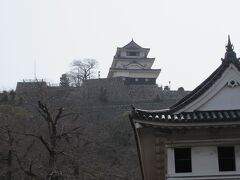 【丸亀城】

今回の目的は「丸亀城」！！
「日本の100名城公式ガイドブック」の「スタンプ帳」も持参してます。
見上げると！あんな高いところに天守が！これは大変そうだ～