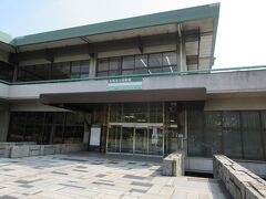 【丸亀市立資料館】

1階 企画展示室　と　2階 常設展示室　を無料で見学できます。