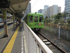 【高松築港駅】

JRで「丸亀」から「高松」へ移動。
ホテルに向かうため、高松琴平電気鉄道、通称「ことでん」で移動。
「ことちゃんことみちゃん」というイルカ（ブルーとピンク）のキャラをそこら中で見かける事ができます。
この「おーいお茶」のラッピング1300系車両は、京急電鉄から譲り受けたものです（昭和49年から昭和51年に製造）。