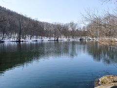 鳥沼公園。
この公園は8℃くらいあるらしく、早朝でなくても、毛嵐が出るとか?
が、とにかく、気温が高いので、毛嵐が出るはずもなく・・・。
普通の沼と変わらず・・・。
霧氷や川霧が出ることもなく、退散。