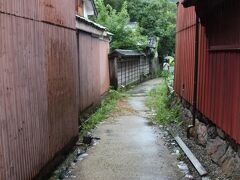 御蔵道
かつて小浜から北川を遡って運ばれてきた舟運の蔵米を、松木神社境内にあった小浜藩の蔵屋敷に運ぶために使われた道