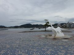 小浜湾に面した翼のテラス
天気が悪くて人もおらず物悲しい雰囲気