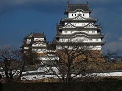 強い日差しを浴びて予想以上に白く輝く姫路城。
白鷺が羽を広げたような優美な姿から白鷺城の愛称で親しまれており、本当に真っ白。