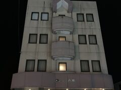 今夜のホテルは鷹巣駅前のビジネスホテル八木。ツインルーム素泊まり全国旅行支援割引後7780円で、6千円分クーポン付き。実質1780円。