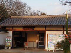 夕日に照らされて赤く染まる“好古園”入口。
閉館時間まであと1時間だったけど、私たちのように姫路城見学を終えてから好古園に流れてくる人もチラホラ見かけた。