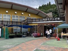 海側を通ると時間がかかるので、半島を横切るように枕崎に向かいます。
途中にあった道の駅「川辺やすらぎ館」です。
知覧茶などのお茶がお安く売っていて、早々に買い込んでしまいました。