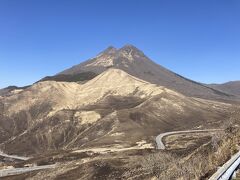 由布岳の展望です。冬に野焼きが行われるため、まだ黒く焼けた跡が残っています。

野焼きをして、夏に新しい芽が出てきます。
