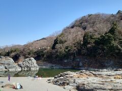 10:35　長瀞岩畳

ぶらりと長瀞周辺を散策。
先月雪化粧だった岩畳もこんな感じ！